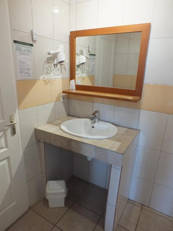 Logis Hotel Restaurant Le Clos Saint Loup Bram Экстерьер фото
